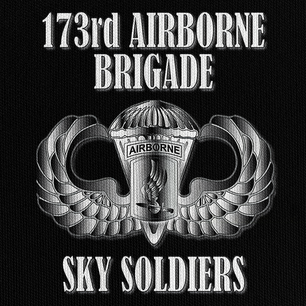 173rd Airborne Sky Soldiers Zipper Pouch Quarter-Zip Hoodie